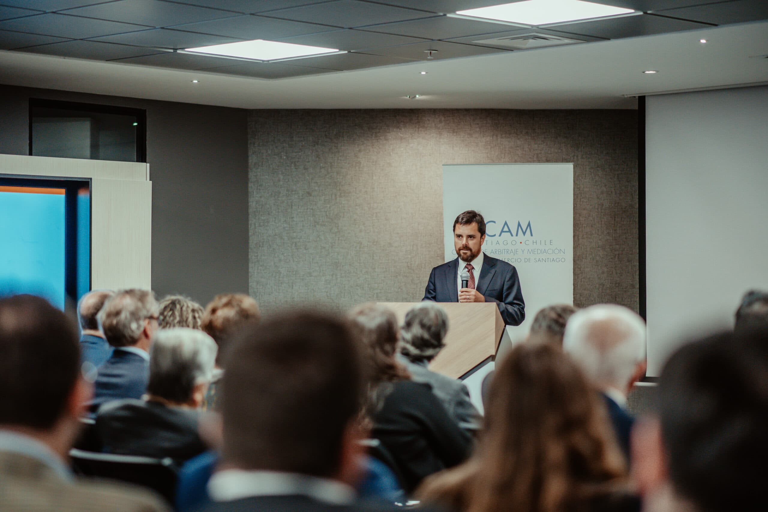 Miguel Aylwin Fernández durante la presentación de «El Juicio Arbitral» en el CAM Santiago